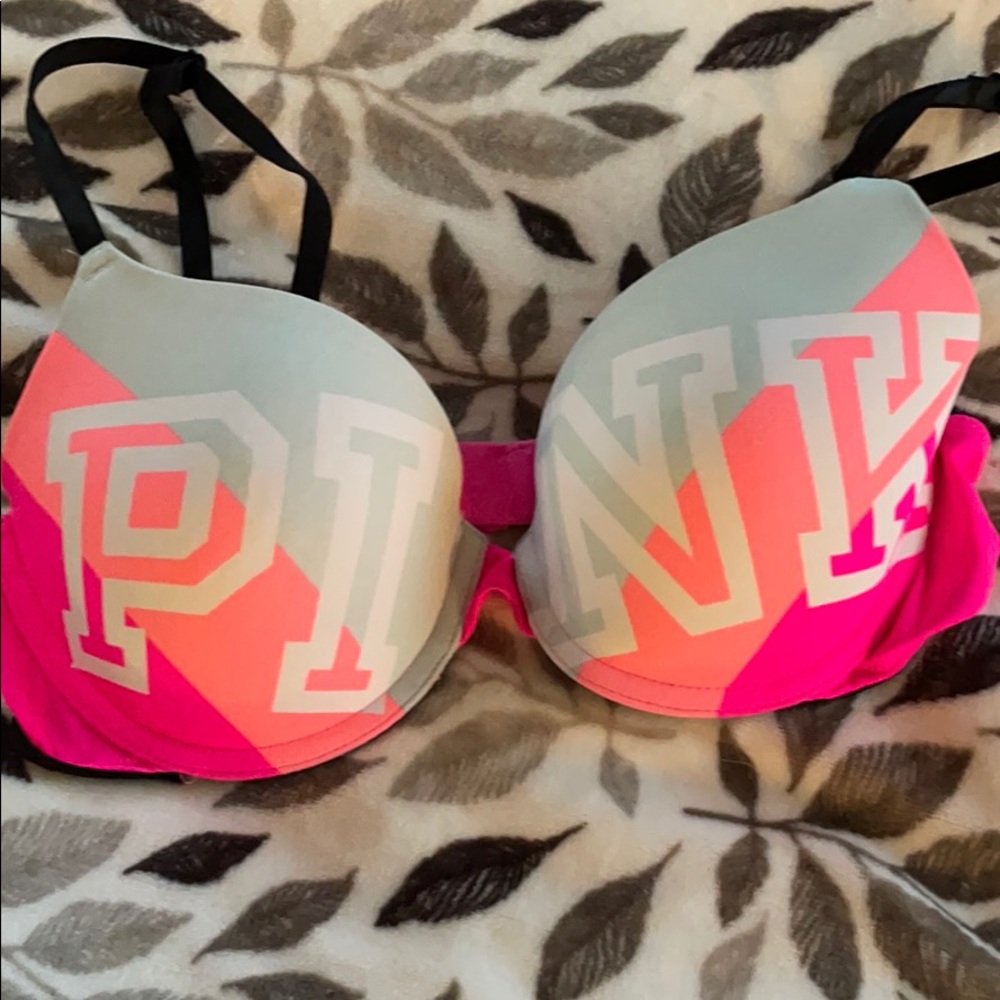 PINK Victoria’s Secret wear everywhere t-shirt bra